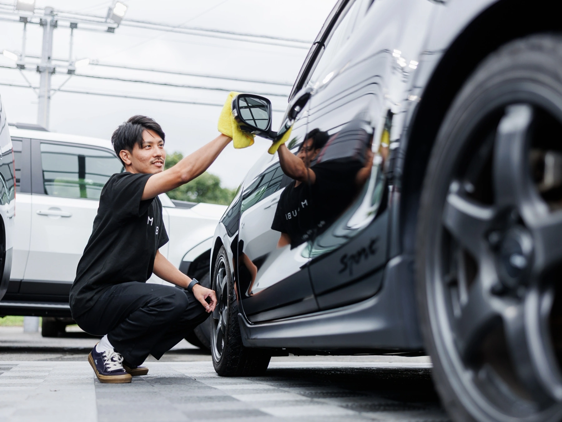 車両のボディを丁寧に磨くスタッフ